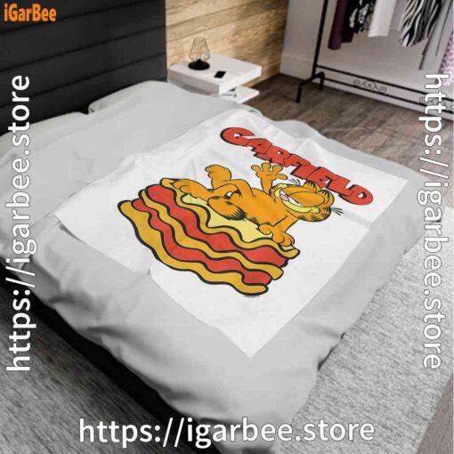 0 garfield lasagna slice pose white blanket