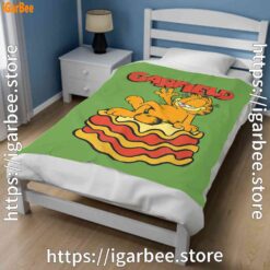 1 garfield lasagna slice pose green blanket