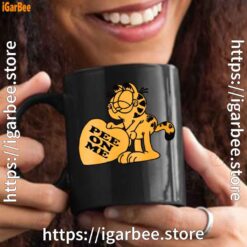 garfield pee on me black mug