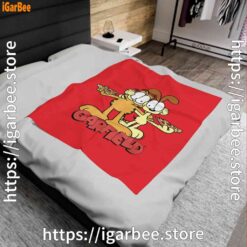 1 garfield and odie eat pizza together red blanket