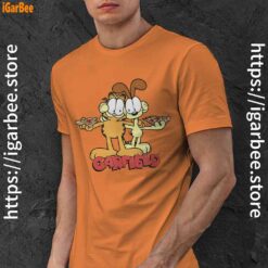 garfield and odie eat pizza together orange men shirt