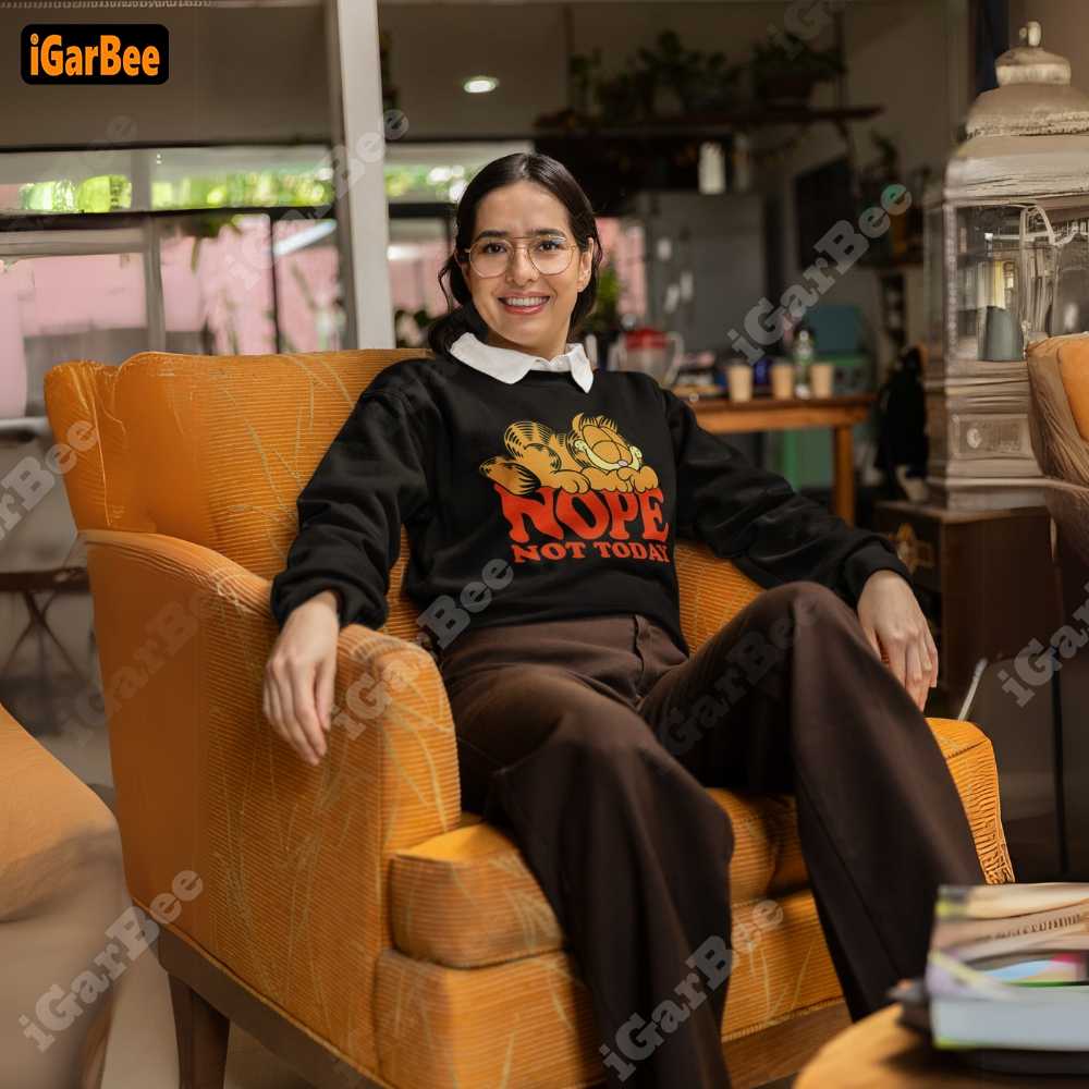 Black Garfield sweatshirts for women, size 4XL – a perfect Garfield-themed gift.