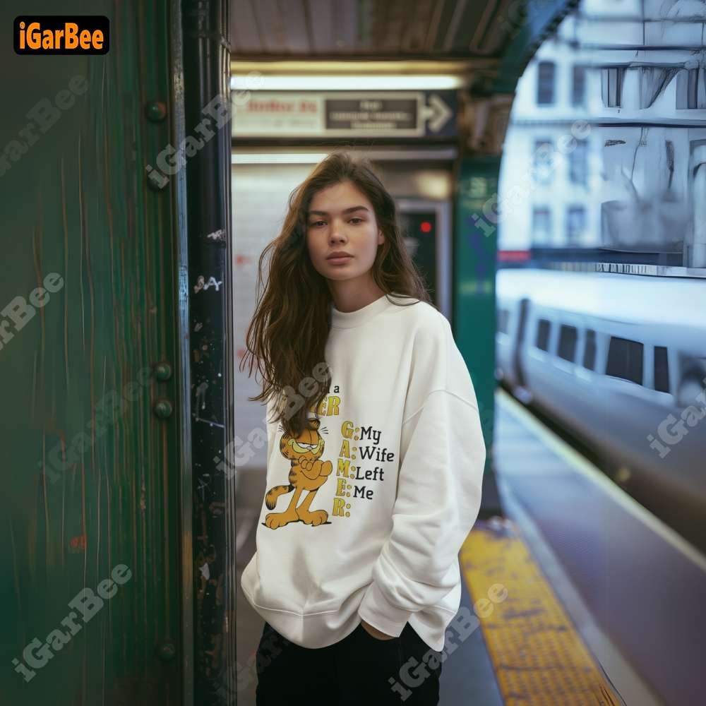 White women's Garfield sweatshirt, size S, perfect for gaming fans with a fun Garfield gamer print