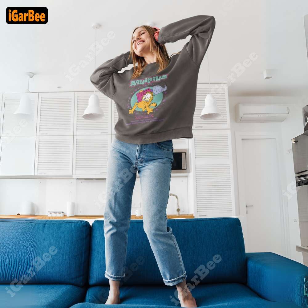 Gray women's Garfield sweatshirt, size M, featuring Garfield Aquarius zodiac design.