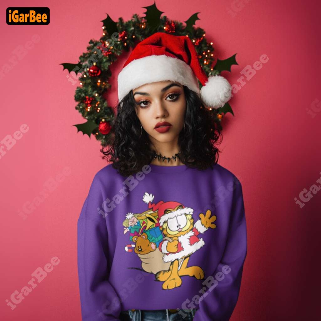 Purple Garfield sweatshirt for women, size XL – a perfect gift for your girlfriend.